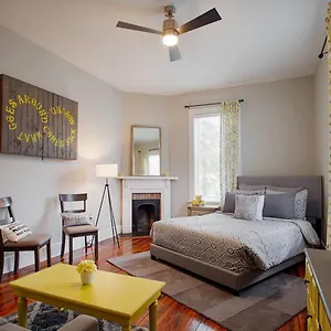Apartment 414b Waldburg St - 2 Bedroom Oasis Near Forsyth Park